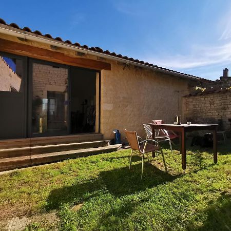 La Maison De Thomas Saint-Amant-de-Boixe Экстерьер фото