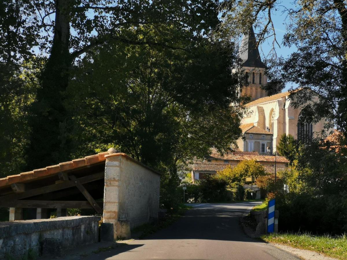 La Maison De Thomas Saint-Amant-de-Boixe Экстерьер фото